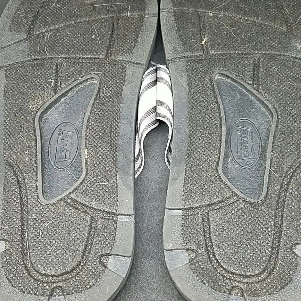 LEVIS Flip Flops    - Picture 4 of 4